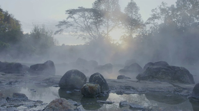 4k，日出时有温泉视频素材