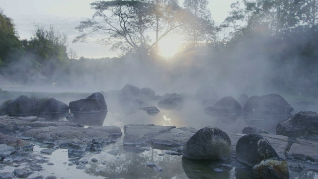 4k，日出时有温泉视频素材