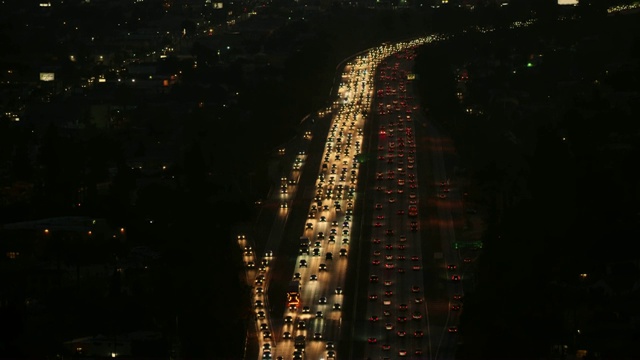 夜间高速公路上交通的鸟瞰图视频素材