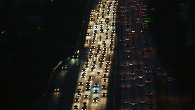 夜间高速公路上交通的鸟瞰图视频素材