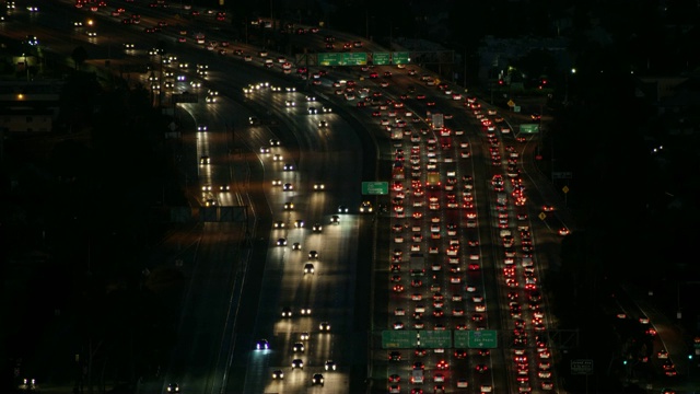 夜间高速公路上交通的鸟瞰图视频素材