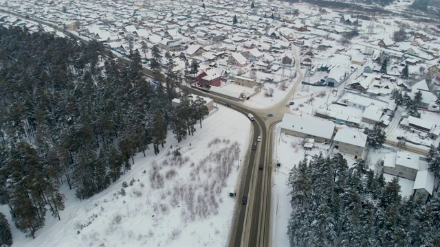 鸟瞰图的道路在冬季景观视频素材