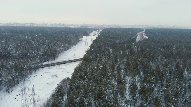 鸟瞰图的道路在冬季景观视频素材