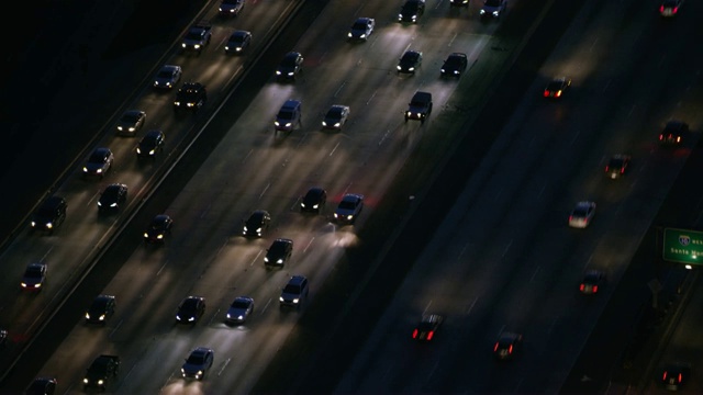 夜间高速公路上交通的鸟瞰图视频素材