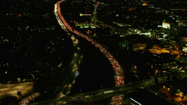 城市公路夜间交通鸟瞰图视频素材