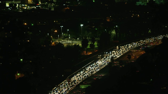 城市公路夜间交通鸟瞰图视频素材