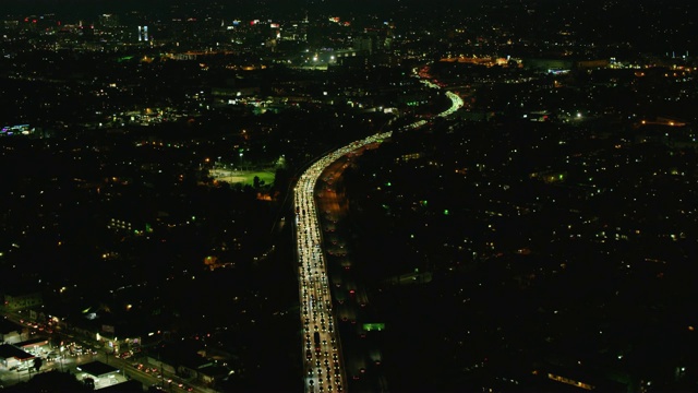 城市公路夜间交通鸟瞰图视频素材