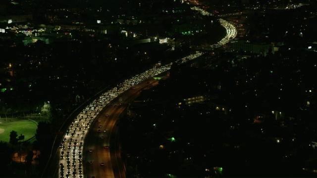 城市公路夜间交通鸟瞰图视频素材