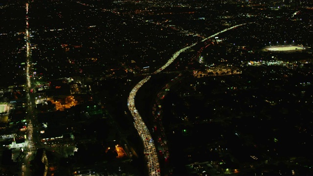 城市公路夜间交通鸟瞰图视频素材