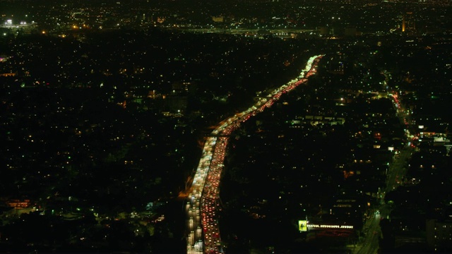 城市公路上夜间交通的鸟瞰图视频素材