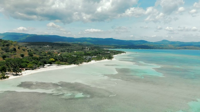 空中攀登:美丽的热带海滩和远处的山脉视频素材