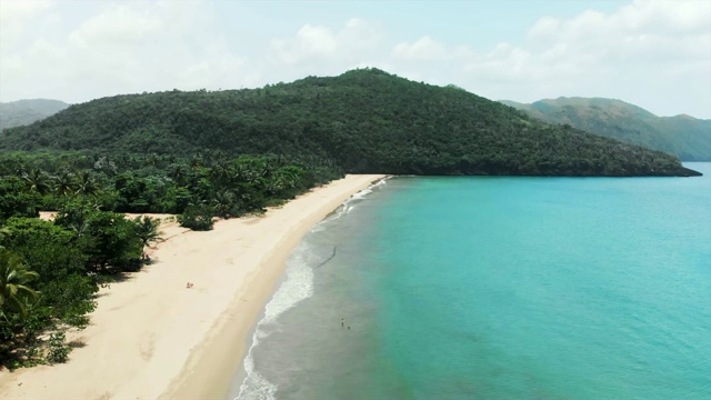 空中向前:美丽的年轻女子走在风景优美的热带海滩上视频素材