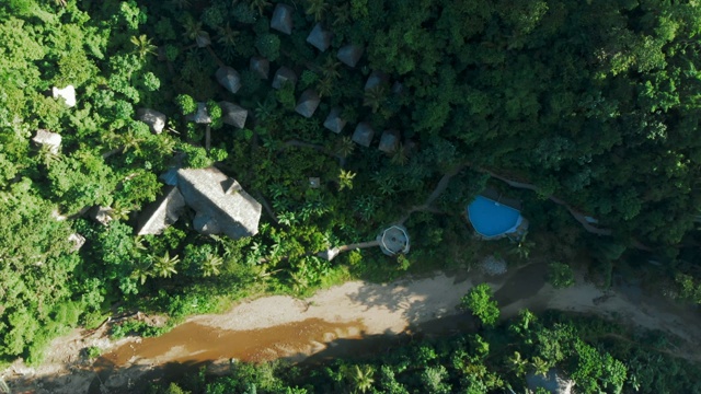 空中下降:迷人的树屋和游泳池在异国情调的丛林视频素材