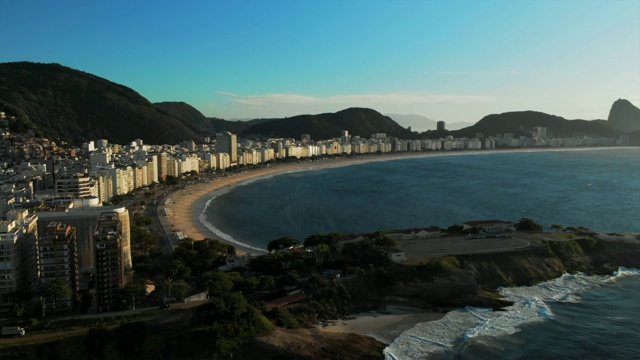 空中向前:在山脚下令人惊叹的海湾周围的现代城市视频素材