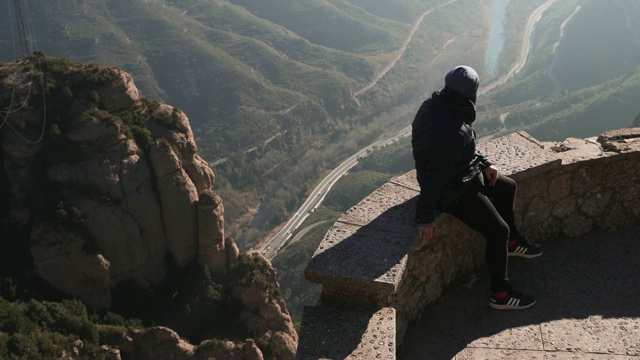 在观景台上的那个人在薄雾中看着美丽的山景视频素材