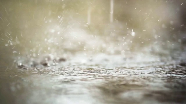 雨滴在缓慢的运动视频素材