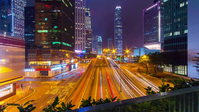 夜间的交通延时和香港摩天大楼的城市景观。视频素材