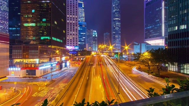 (缩小)交通延时和香港摩天大楼的城市夜景。视频素材