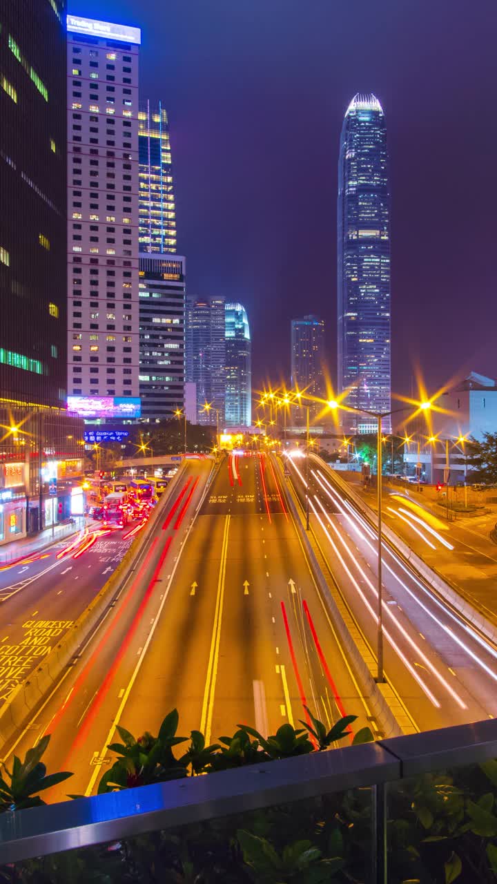 (垂直)交通延时和香港摩天大楼的城市夜景。视频素材