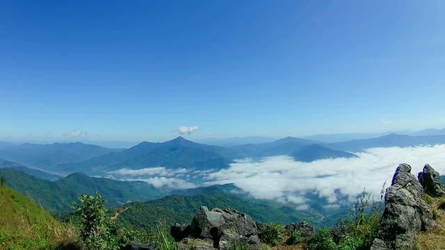 时间流逝鸟瞰图风景移动云反对乡村自然，山和森林视频素材