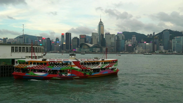 天星小轮在香港维多利亚港的时间流逝视频素材