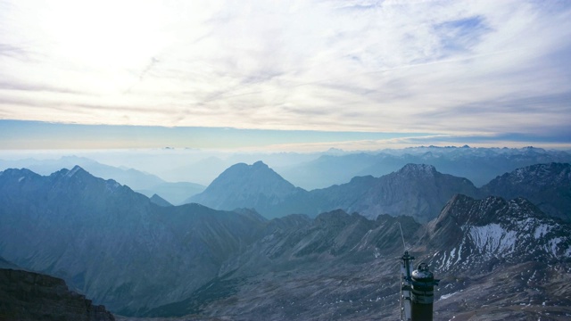 美丽的清晨天气和令人惊叹的冬季高山全景，包括德国最高的Zugspitze视频素材