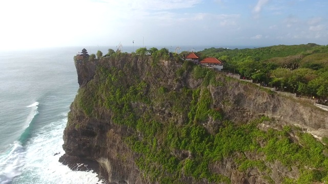 印尼巴厘岛，悬崖顶上建筑物的鸟瞰图。视频素材