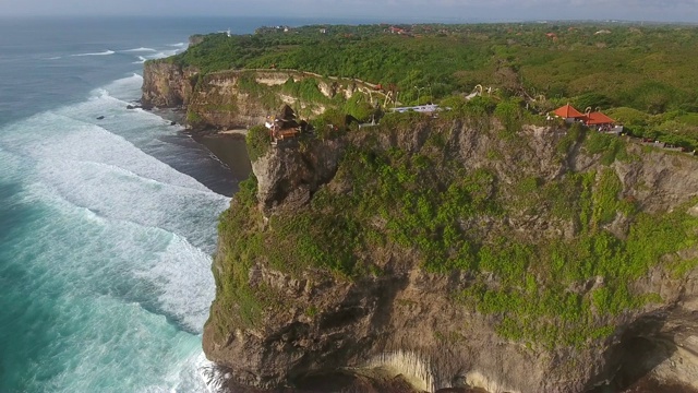 印尼巴厘岛，悬崖顶上建筑物的鸟瞰图。视频素材