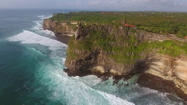 印尼巴厘岛，悬崖顶上建筑物的鸟瞰图。视频素材