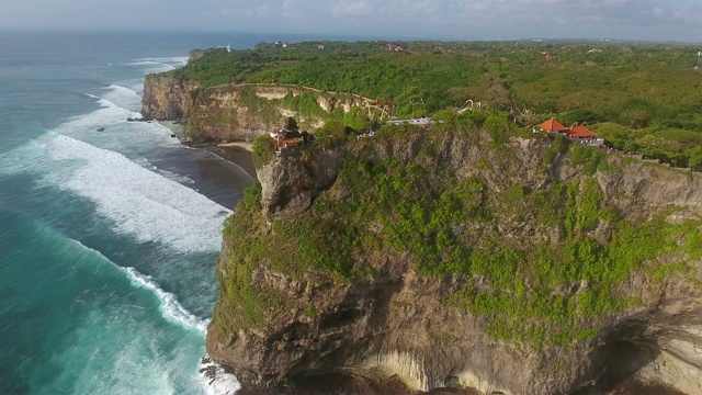 印尼巴厘岛，悬崖顶上建筑物的鸟瞰图。视频素材