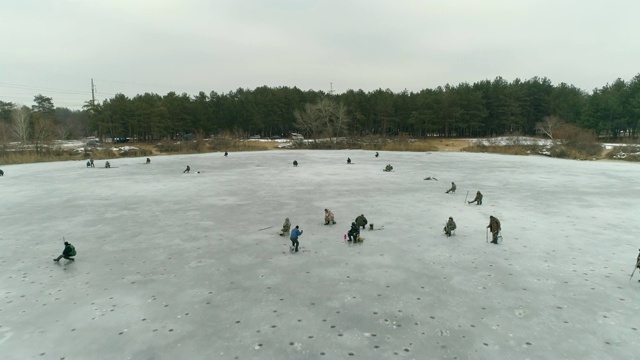 鸟瞰图的河流，渔民在冰上。多云的冬日。乌克兰Energodar, 4K视频视频下载