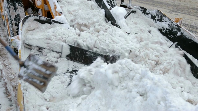 工人和专门的除雪设备清除街道上的积雪。视频素材