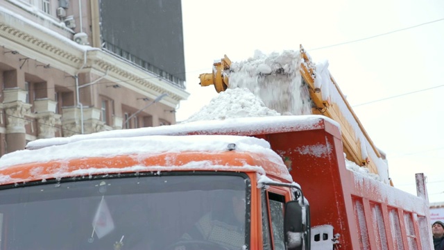 工人和专门的除雪设备清除街道上的积雪。视频素材