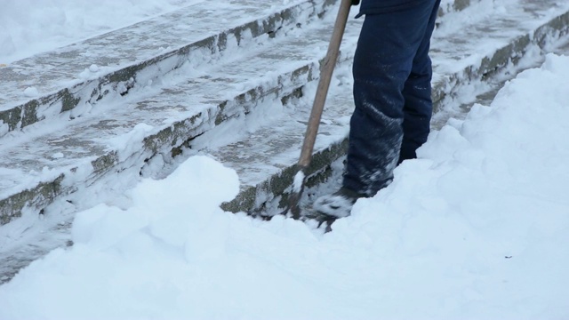 工人在冬天清扫道路上的积雪，清理道路免受暴风雪。视频素材