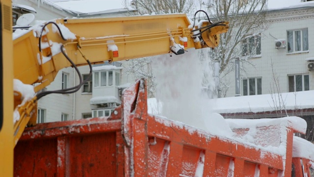 工人和专门的除雪设备清除街道上的积雪。视频素材