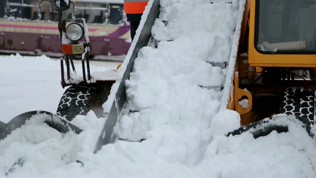 工人和专门的除雪设备清除街道上的积雪。视频素材