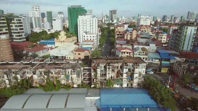 鸟瞰图，一个废弃的建筑在市区，柬埔寨。视频素材