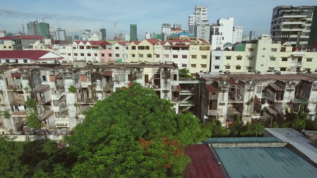 鸟瞰图，一个废弃的建筑在市区，柬埔寨。视频素材