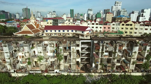 鸟瞰图，一个废弃的建筑在市区，柬埔寨。视频素材