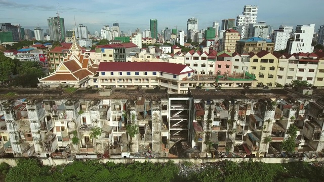 鸟瞰图，一个废弃的建筑在市区，柬埔寨。视频素材