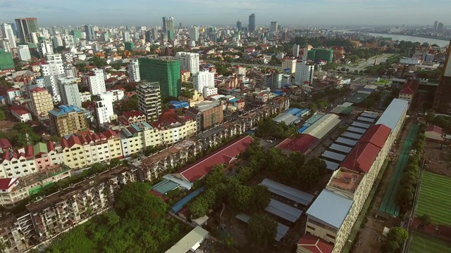 鸟瞰图，一个废弃的住宅综合体在一个城市地区，柬埔寨。视频素材