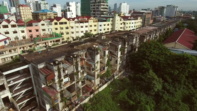 鸟瞰图，一个废弃的住宅综合体在一个城市地区，柬埔寨。视频素材