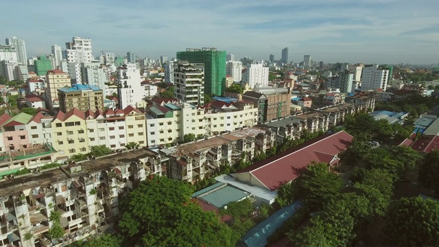 鸟瞰图，一个废弃的住宅综合体在一个城市地区，柬埔寨。视频素材