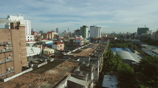 鸟瞰图，一个废弃的住宅综合体在一个城市地区，柬埔寨。视频素材