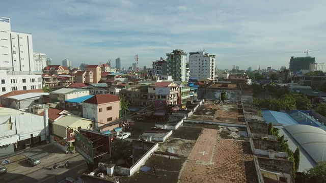 鸟瞰图，一个废弃的住宅综合体在一个城市地区，柬埔寨。视频素材