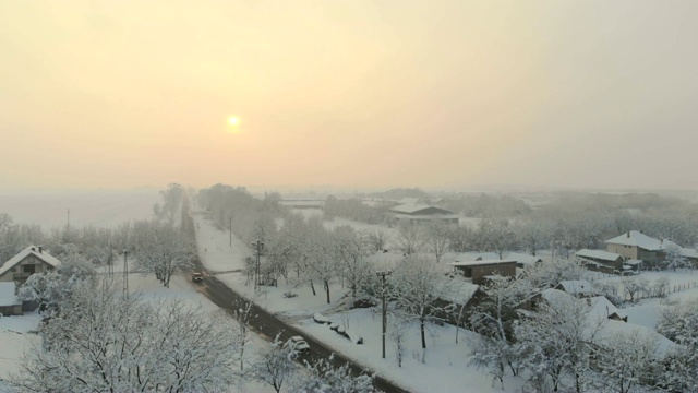 用无人机4K航拍白雪覆盖的平原上的村庄。视频素材