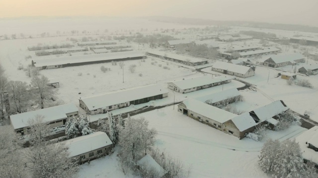 用无人机4K航拍白雪覆盖的平原上的村庄。视频素材