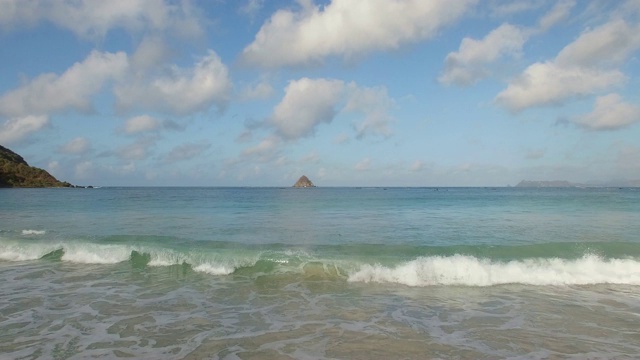 海浪打破热带海滩的鸟瞰图，龙目岛，印度尼西亚。视频素材