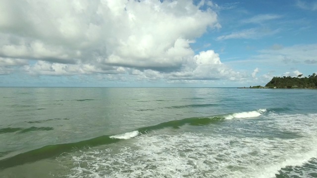 海浪打破热带海滩的鸟瞰图，Ko Chang，泰国。视频素材