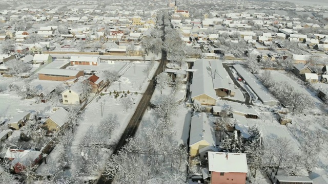 用无人机4K航拍白雪覆盖的平原上的村庄。视频下载